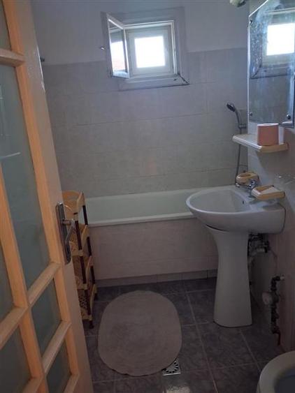Apartament cu 2 camere decomandat, mobilat în Bucovina