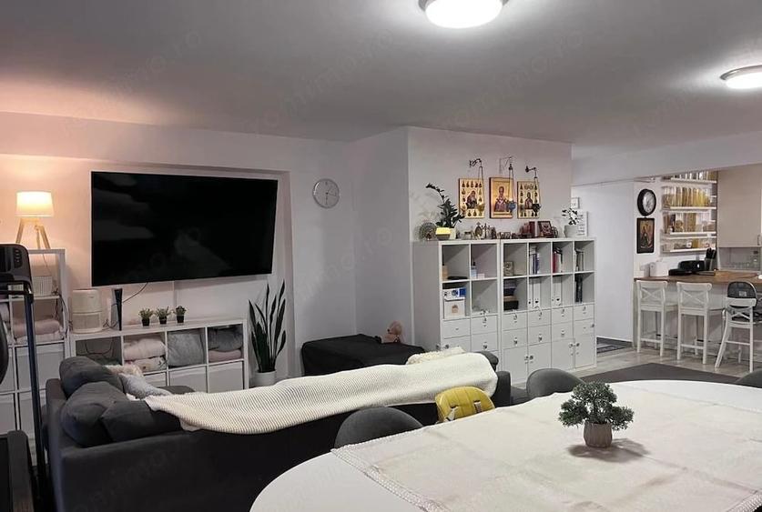 Apartament cu 4 camere decomandat în Noua