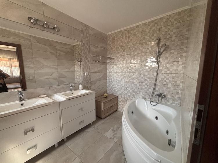 Casă cu 3 camere decomandat în Sântandrei