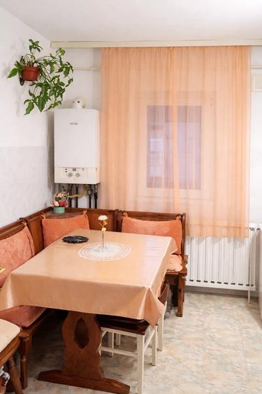 Apartament cu 3 camere semidecomandat în Soarelui