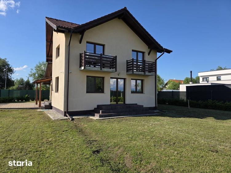 Casă cu 4 camere cu Teren 800 Mp în Stupini
