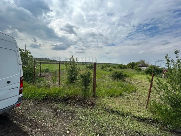 Teren de 1200 mp, în Nanov