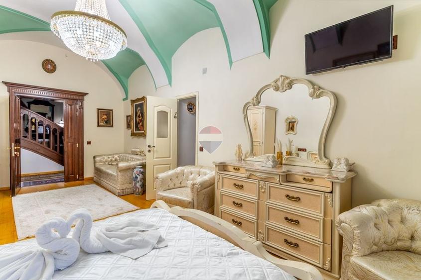 Casă individuală cu 11 camere cu Teren 792 Mp în Central