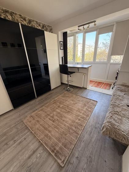 Apartament cu 3 camere semidecomandat în Giulești