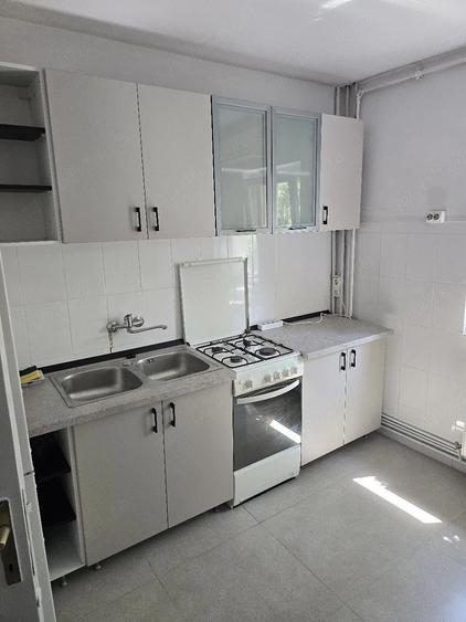 Apartament cu 3 camere decomandat în Medicină