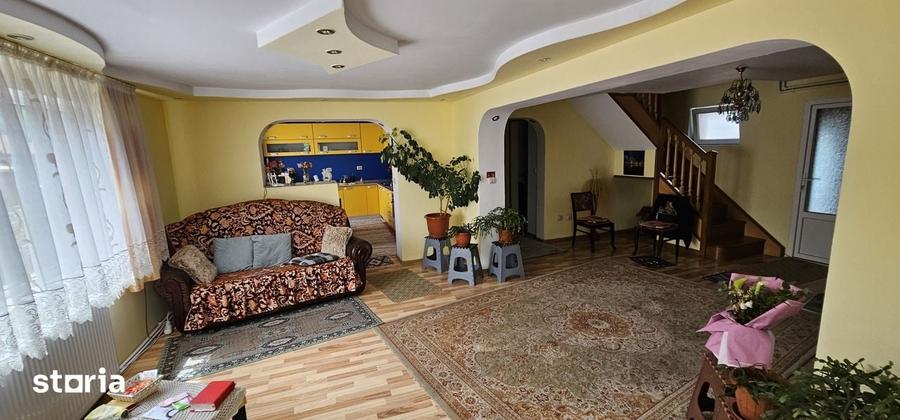 Eleganta, spatiu si confort modern proprietate premium in Comanest - 17