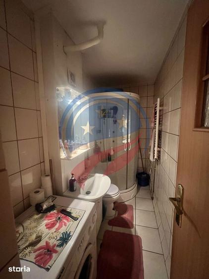 Apartament cu 3 camere semidecomandat în Craiovița Nouă