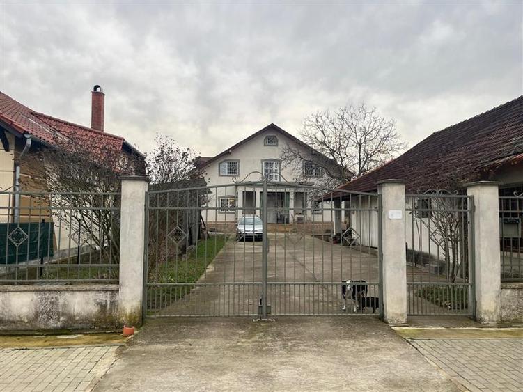 Casă individuală cu 7 camere cu Canalizare în Dumbrava