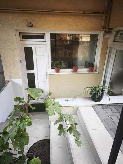 Apartament cu 3 camere semidecomandat în Europa