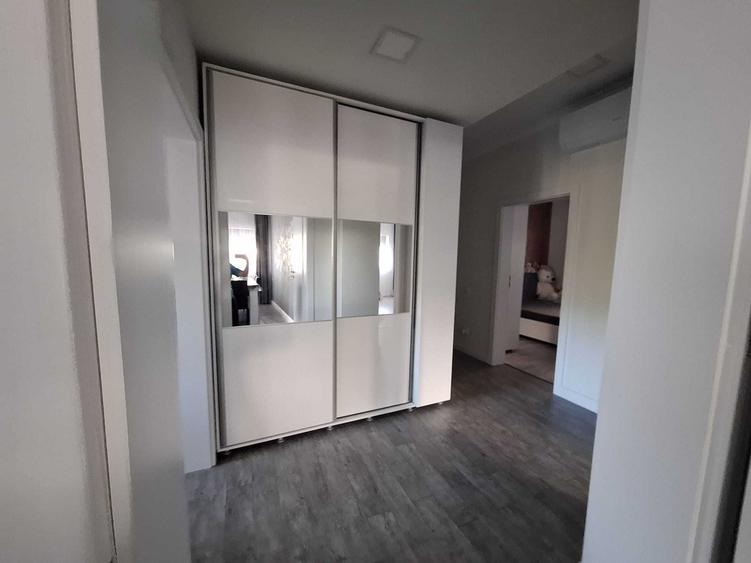 Apartament cu 3 camere decomandat în Cornitoiu
