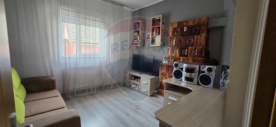 Casă individuală cu 6 camere cu Teren 700 Mp în Vest