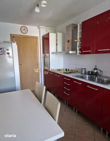 Apartament cu 3 camere, mobilat în Pajura
