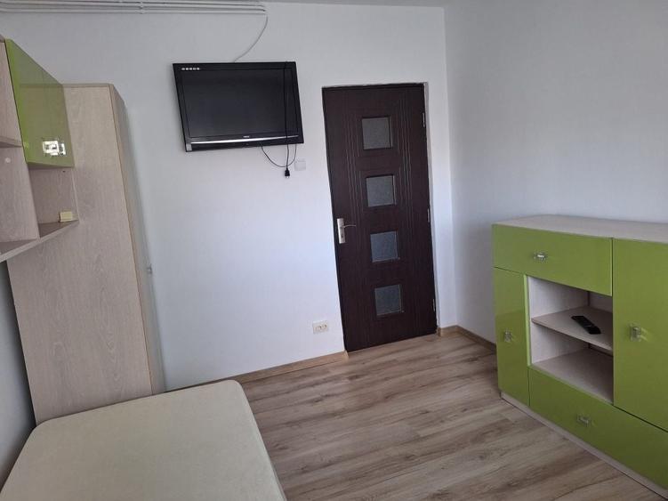Apartament cu 3 camere semidecomandat în Exterior Vest