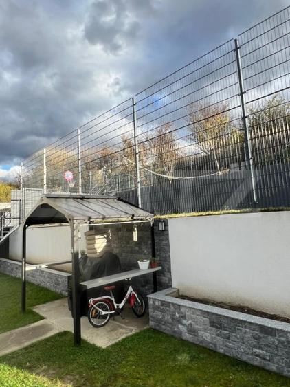 Casă individuală cu 10 camere cu Canalizare în Dezmir
