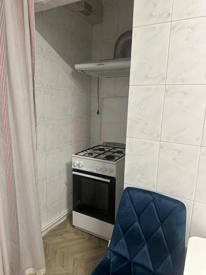 Apartament cu 3 camere decomandat în Micro 20