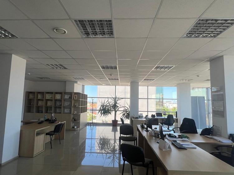 Birou, de 241 mp, în Central