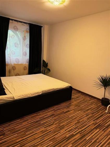Apartament cu 3 camere semidecomandat în Berceni