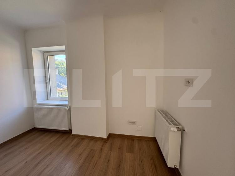 Apartament cu 3 camere semidecomandat în Semicentral