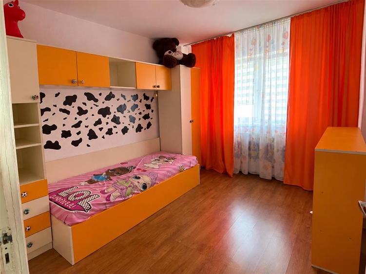Apartament cu 3 camere decomandat, mobilat în Vasile Aaron