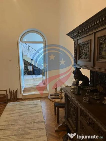 Casă cu 7 camere cu Teren 400 Mp în Central