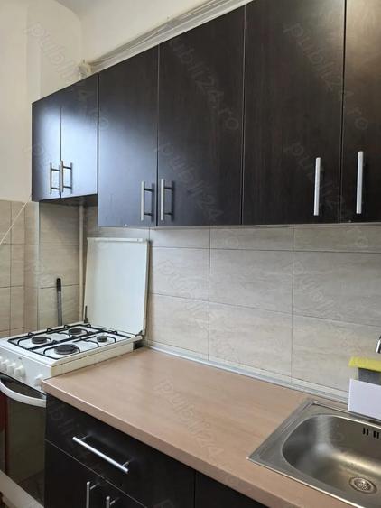 Apartament cu 2 camere semidecomandat, mobilat în Regie