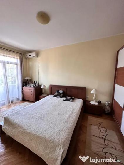 Apartament cu 3 camere semidecomandat în Peninsula