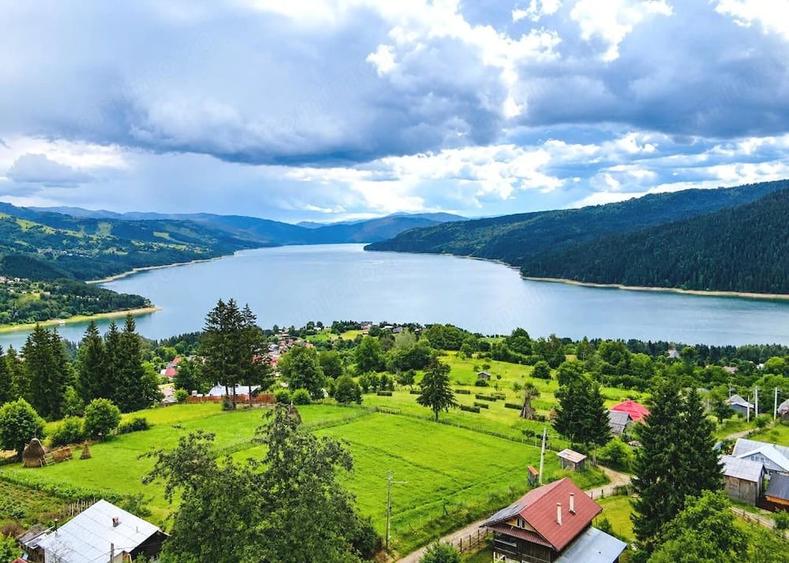 Teren de 9994 mp, în Hangu