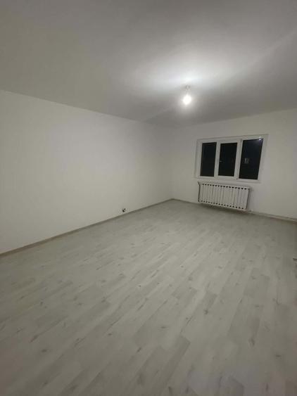 Apartament cu 3 camere decomandat în Tomești