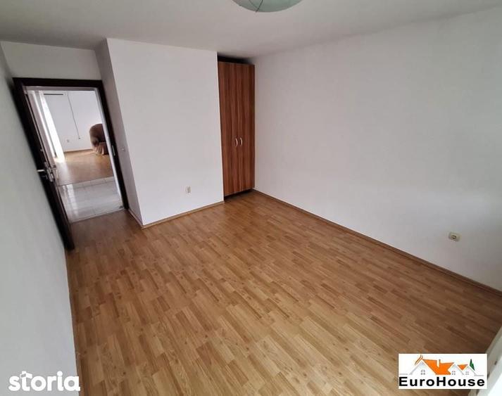 Apartament cu 3 camere decomandat în Cetate