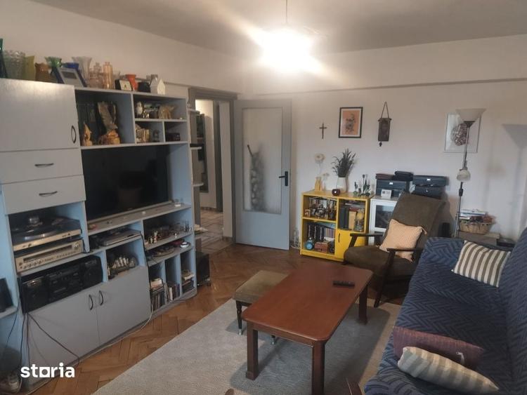 Apartament cu 3 camere decomandat în Siloz