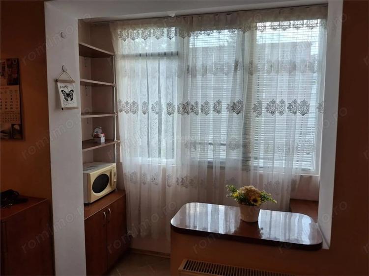 Apartament cu 3 camere semidecomandat în Micro II