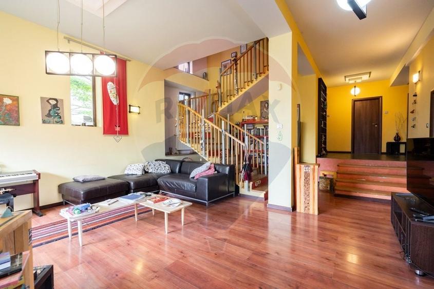 Casă individuală cu 5 camere cu Piscina în Izvorani