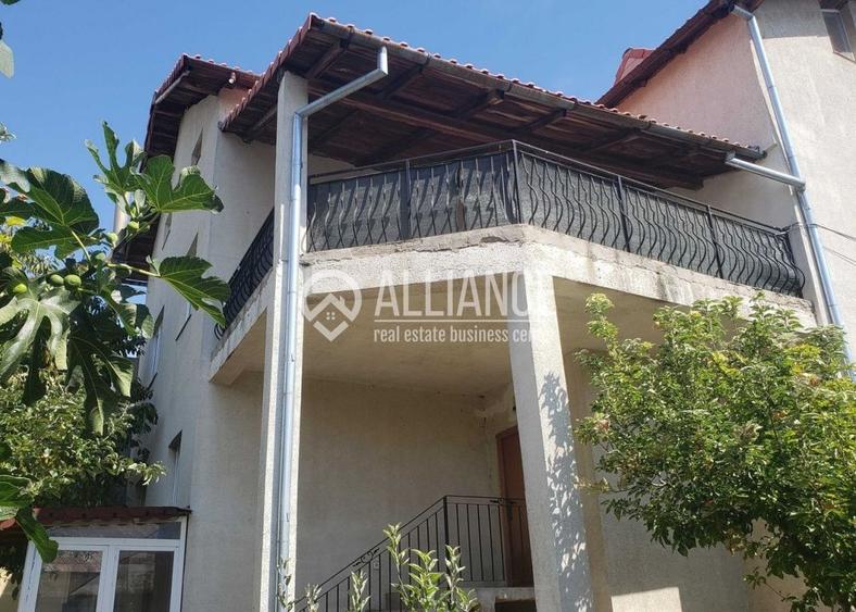 Casă individuală cu 6 camere cu Canalizare în Central
