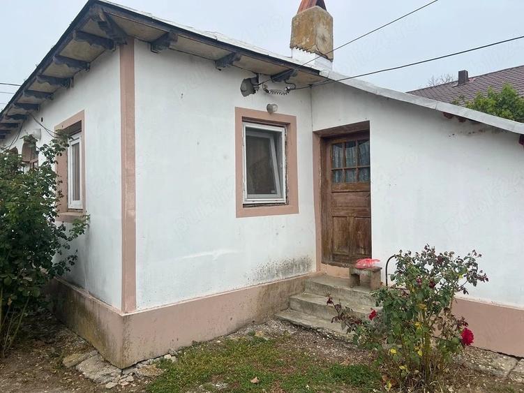 Casă cu 2 camere cu Teren 1000 Mp în Izvoru