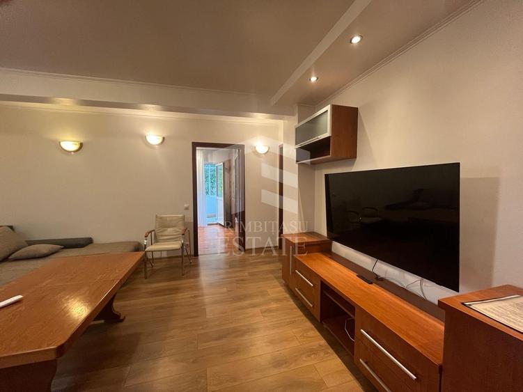 Apartament cu 3 camere semidecomandat, mobilat în Central