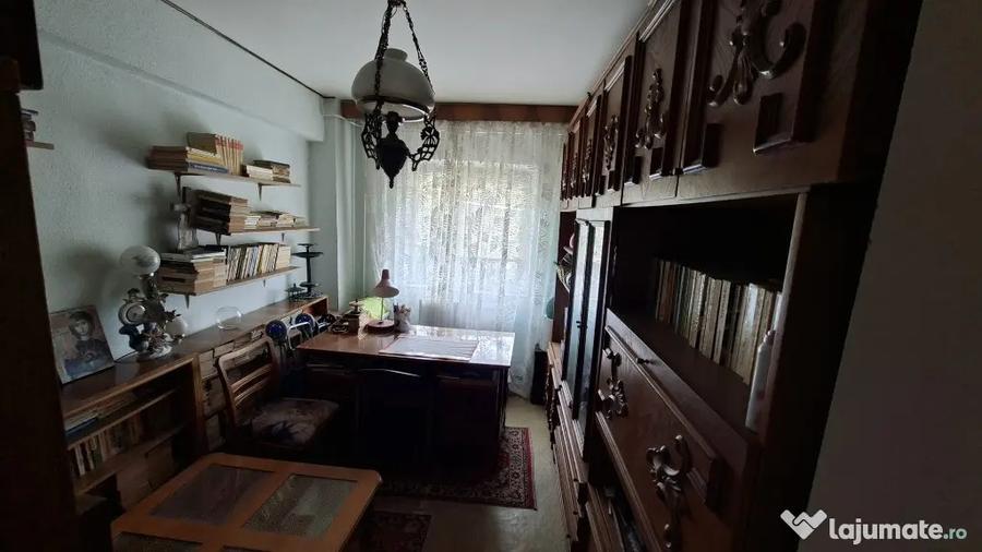 Apartament cu 4 camere decomandat în Republicii