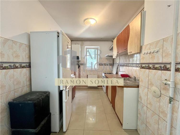 Apartament cu 3 camere semidecomandat, mobilat în Nord