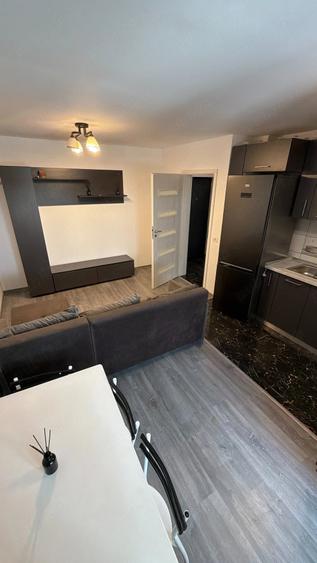 Apartament cu 2 camere decomandat în 1 Decembrie