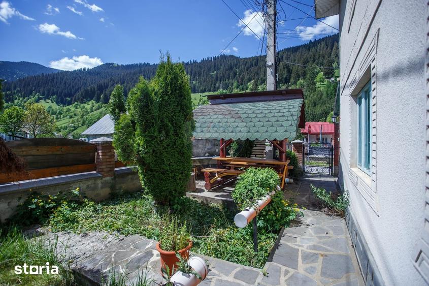 Casă cu 6 camere decomandat cu Teren 1100 Mp în Borca