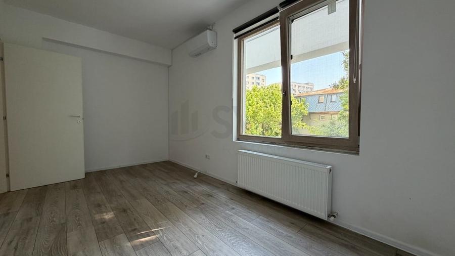 Apartament cu 4 camere semidecomandat în Iancului