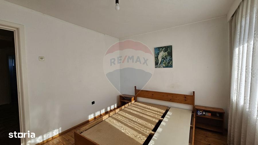 Casă cu 5 camere cu Teren 2078 Mp în Baia