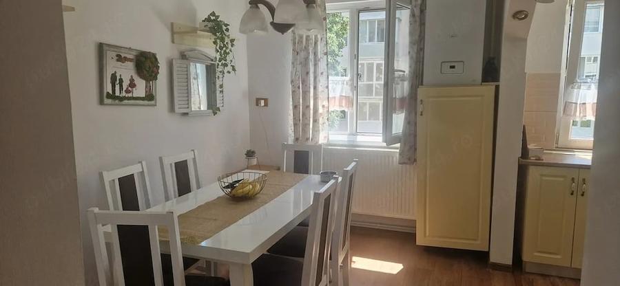 Apartament cu 3 camere semidecomandat în Central