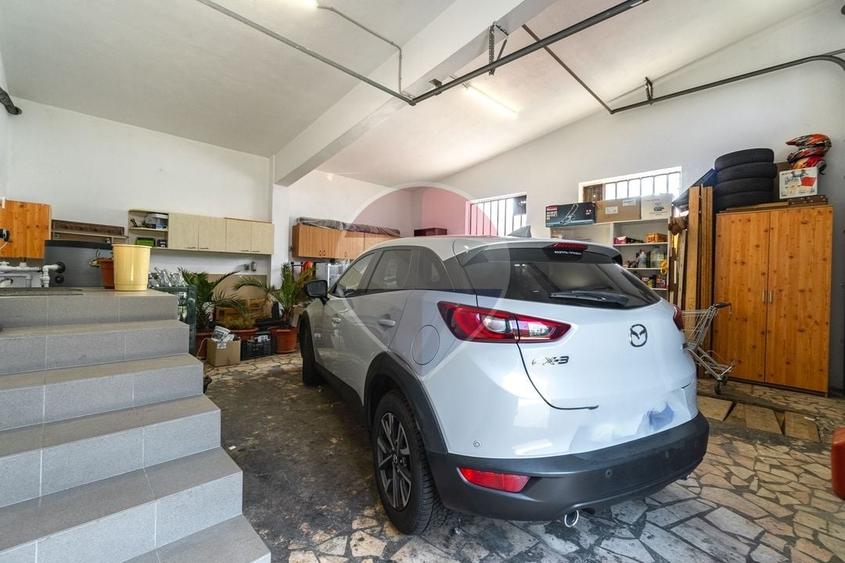 Casă individuală cu 7 camere cu Teren 1332 Mp în Cristian