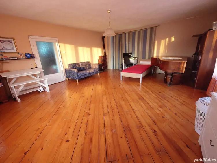 Casă cu 6 camere cu Teren 4500 Mp în Torontalului