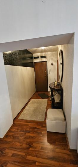 Apartament cu 4 camere semidecomandat în Barbu Văcărescu
