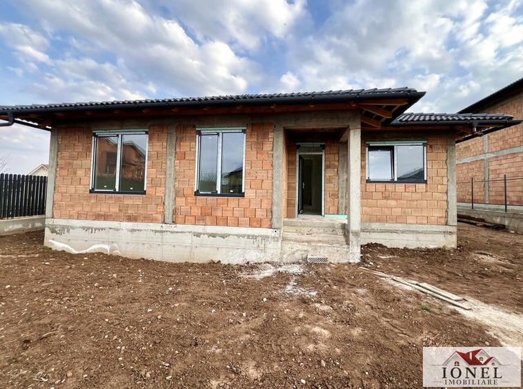 Casă individuală cu 4 camere cu Canalizare în Est