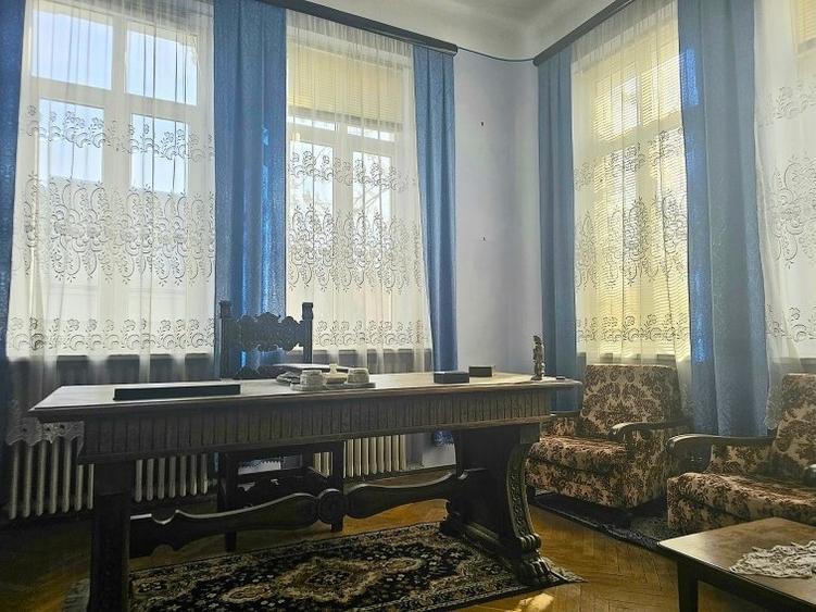 Casă cu 8 camere cu Garaj în Unirii