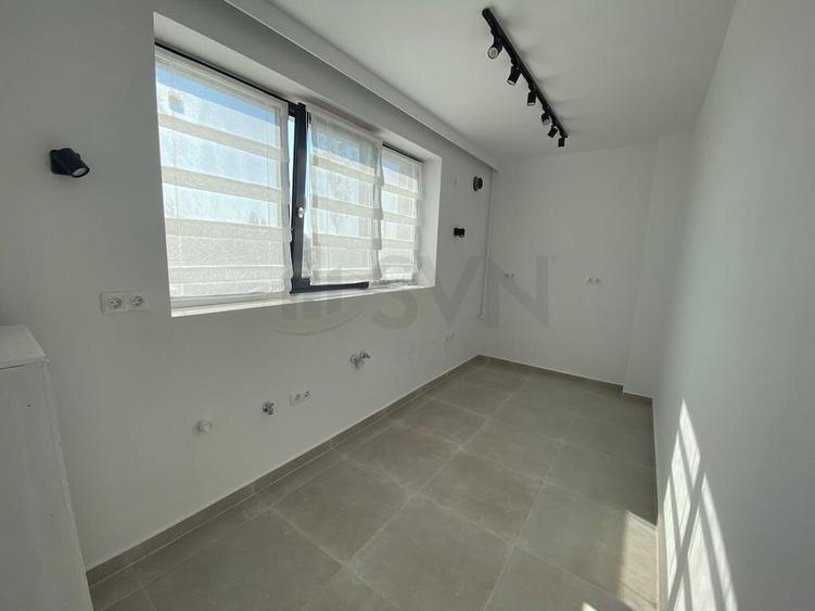 Apartament cu 3 camere semidecomandat în Sisești