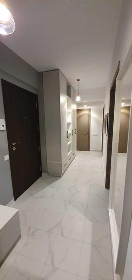 Apartament cu 3 camere decomandat în Roșu