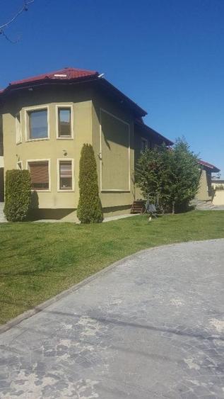 Casă individuală cu 10 camere cu Teren 1300 Mp în Roșu